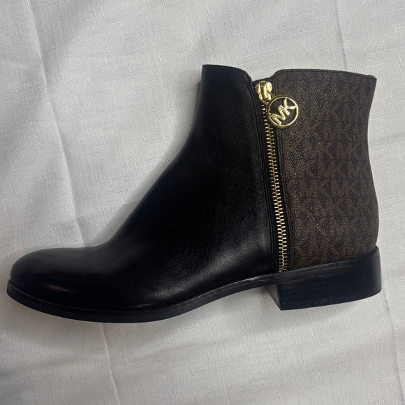 Michael Kors Size 9 NWOT Black Leather Lainey Flat Booties Ankle Boots Signature - Picture 3 of 9